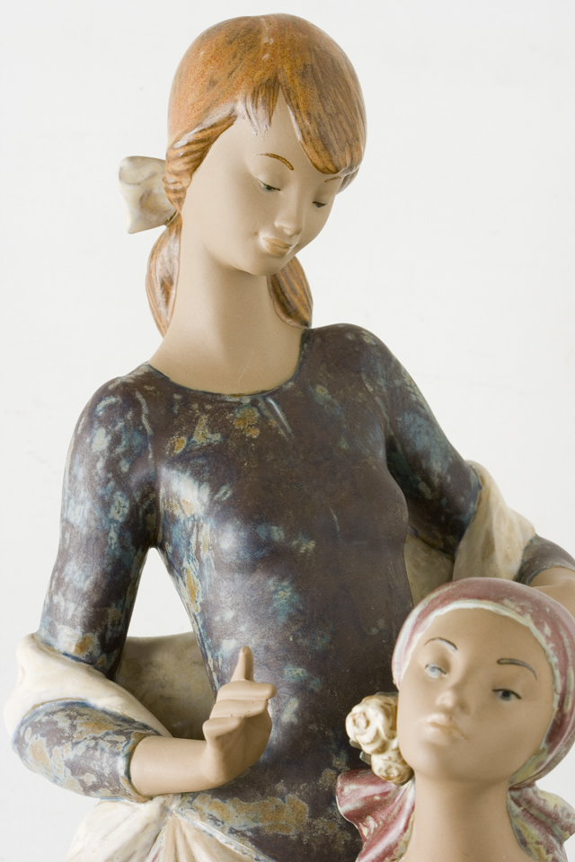 LLADRO：リヤドロの陶磁器人形：大型フィギュリン「12070｜COIFFERE：コフレ｜髪をすく姉妹」-11