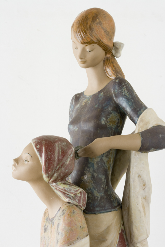 LLADRO：リヤドロの陶磁器人形：大型フィギュリン「12070｜COIFFERE：コフレ｜髪をすく姉妹」-12